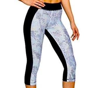Under Armour NWT Black Compression Capri Leggings with Color-Block Design
